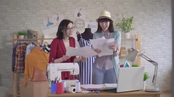 Dois estilistas jovens na moda positivos lançam papéis da alegria — Vídeo de Stock