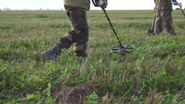 Searching with Metal Detector close up — ストック動画