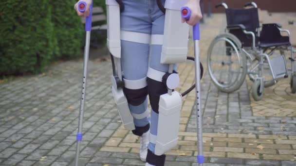 Dış iskelet engelli bireylerin tekrar yürümesine yardım ediyor — Stok video