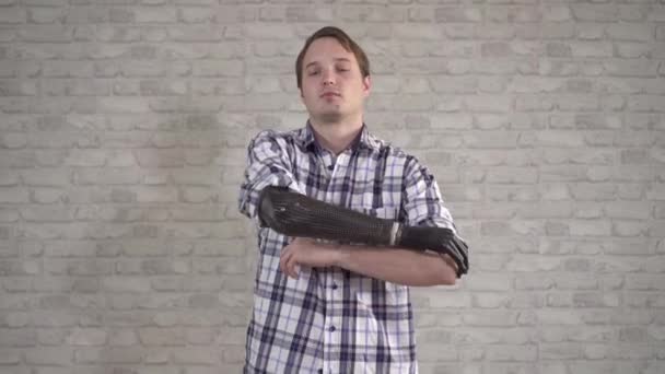 Portrait of a positive young man with a bionic prosthetic arm — Stock Video