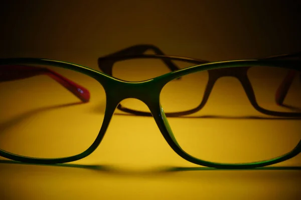 Brille auf. umrandete Brille Nahaufnahme Hintergrund — Stockfoto