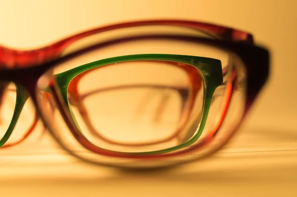 Brille auf. umrandete Brille Nahaufnahme Hintergrund — Stockfoto