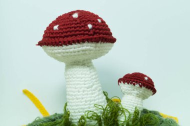 Beyaz üzerinde izole el yapımı örme oyuncak mantar