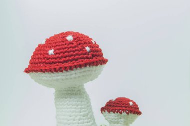 Beyaz üzerinde izole el yapımı örme oyuncak mantar