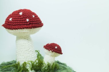 Beyaz üzerinde izole el yapımı örme oyuncak mantar