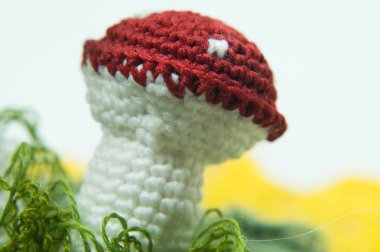 Beyaz üzerinde izole el yapımı örme oyuncak mantar