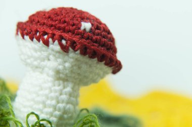 Beyaz üzerinde izole el yapımı örme oyuncak mantar