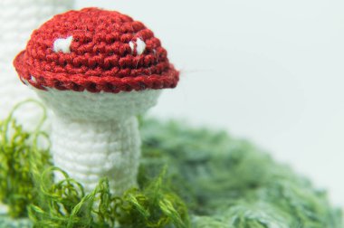 Beyaz üzerinde izole el yapımı örme oyuncak mantar