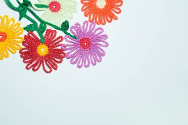 Beyaz arka planda izole el yapımı örme yün çiçek