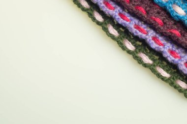 Beyaz arka planda izole el yapımı örme yün