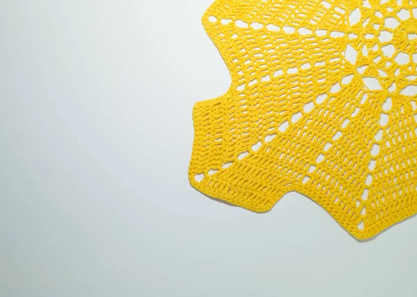 Beyaz arka planda izole el yapımı örme yün battaniye