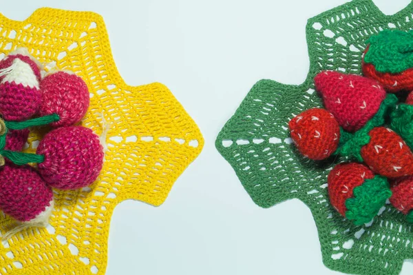Ręcznie robione jagody wełny dziewiarskie na białym tle. koncepcja zdrowej żywności — Zdjęcie stockowe
