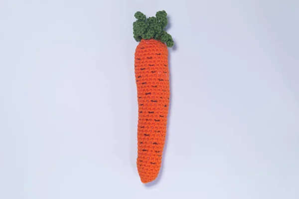 Zanahoria de punto hecha a mano aislada sobre fondo blanco. concepto de alimentos saludables — Foto de Stock