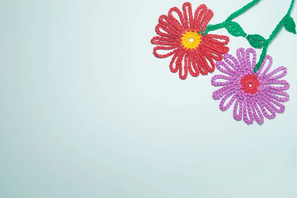 Beyaz arka planda izole el yapımı örme yün çiçek. El yapımı çiçekler