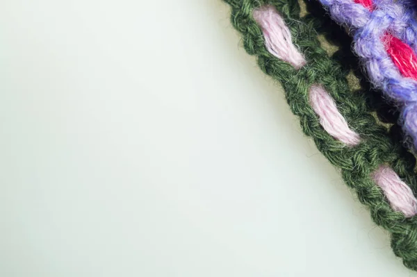 Lã de tricô artesanal isolada no fundo branco — Fotografia de Stock