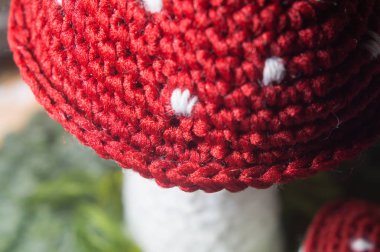 Beyaz üzerinde izole el yapımı örme oyuncak mantar