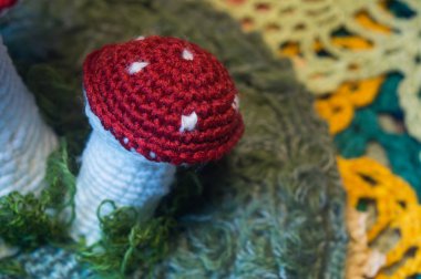 Beyaz üzerinde izole el yapımı örme oyuncak mantar