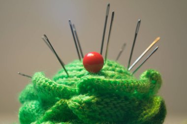 El yapımı örme iğne yatak doku arka plan ile pin ve iğneler