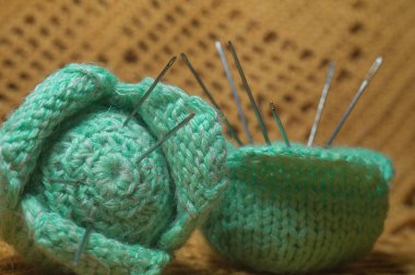 El yapımı örme iğne yatak doku arka planda iğneler