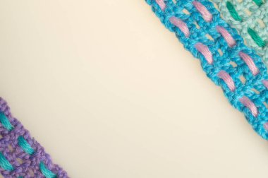 Beyaz arka planda izole el yapımı örme yün