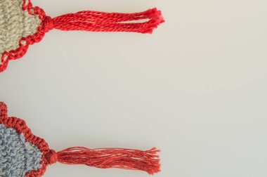 Beyaz arka planda izole el yapımı örme yün