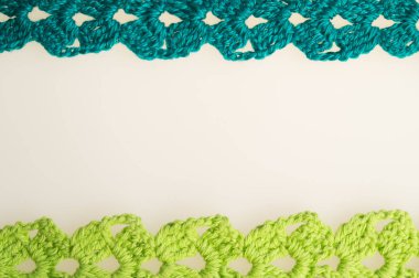 Beyaz arka planda izole el yapımı örme yün