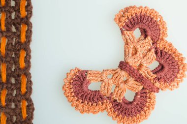 Beyaz arka planda izole el yapımı örme yün kelebek