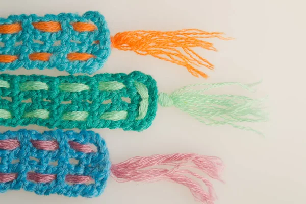 Beyaz arka planda izole el yapımı örme yün