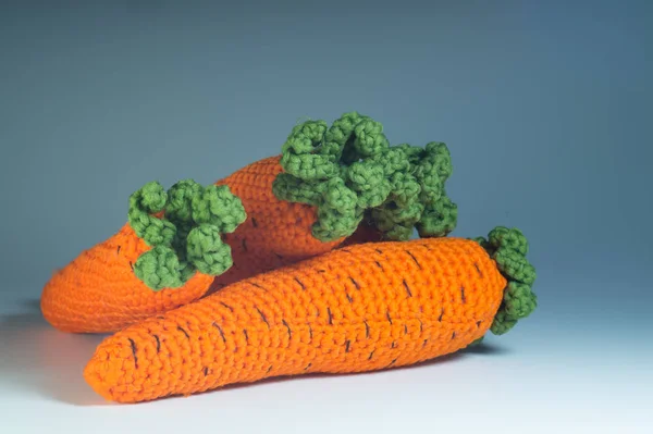 Morcov de tricotat manual fundal izolat. Conceptul alimentar sănătos — Fotografie, imagine de stoc
