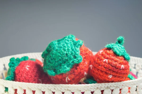 手工编织的花瓶与草莓隔离在白色。手工制作的背景。健康食品理念 — 图库照片