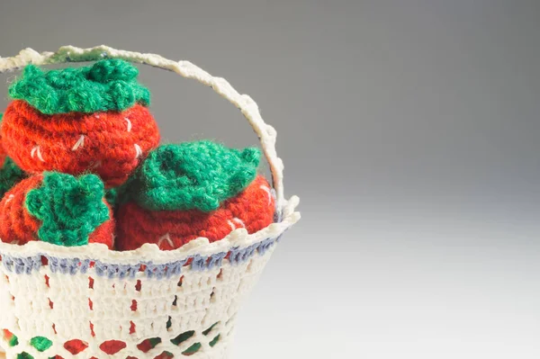 Handmade knitted vase with strawberry isolated on white. handmade background. healthy food concept — Stock Photo, Image