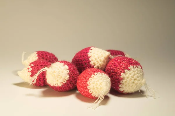 手工羊毛针织草莓查出在白色。手工制作的背景。健康食品理念 — 图库照片