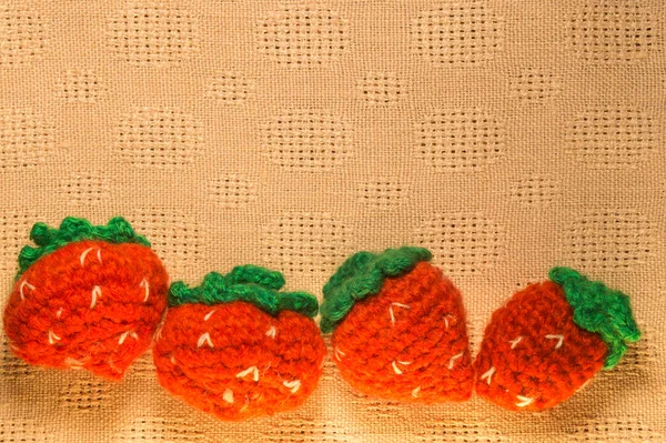 手工羊毛针织草莓查出在白色 — 图库照片