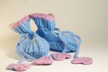 Beyaz üzerinde izole el yapımı örgü bebek patik