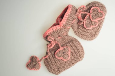 Beyaz üzerinde izole el yapımı örgü bebek patik