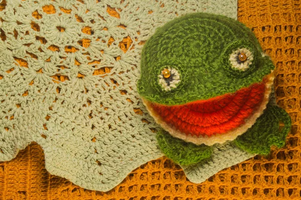Battaniye doku arka planda el yapımı yün oyuncak kurbağa. El yapımı arka plan — Stok fotoğraf