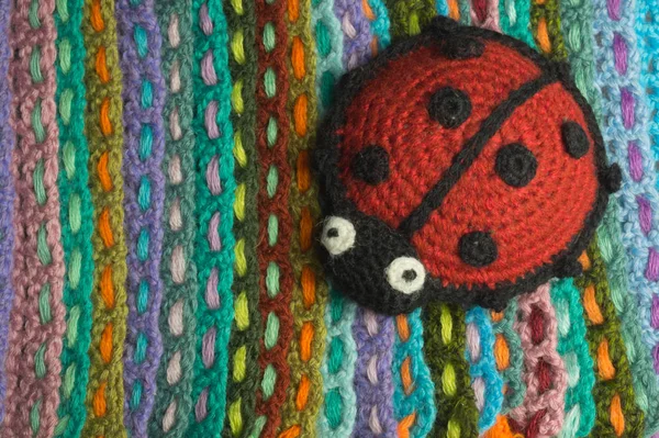 El yapımı örme uğur böceği oyuncak renkli arka plan