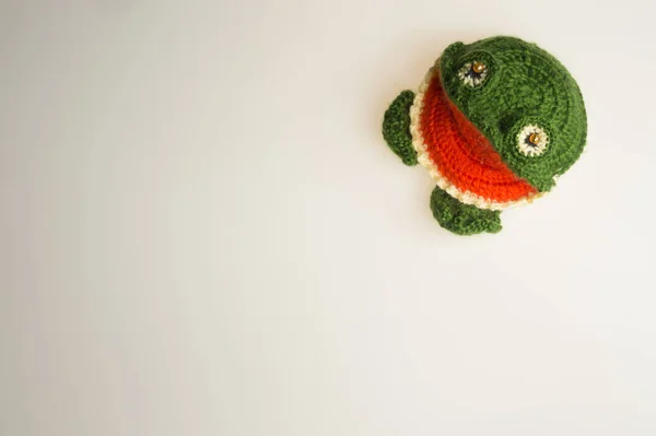 Laine tricoté jouet grenouille fond — Photo