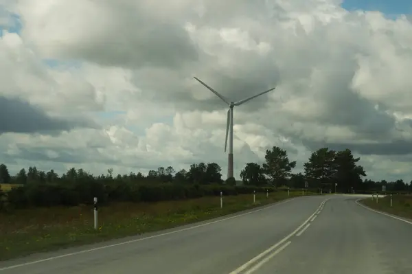 Windkraftanlage erzeugt Strom im Hintergrund — Stockfoto