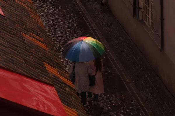 Mulheres com guarda-chuva colorido andando na rua velha em Tallinn Estónia — Fotografia de Stock