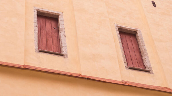 Старая стена с окнами в старом городе Tallin Estonia
