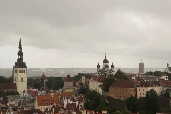 Stadsgezicht met oude kasteeltorens van Tallinn Estland — Stockfoto