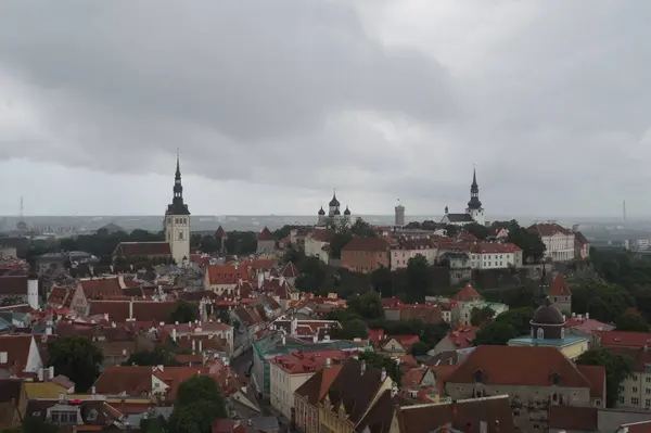 Stadsgezicht met oude kasteeltorens van Tallinn Estland — Stockfoto