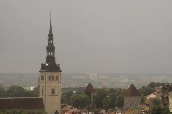 Stadsgezicht met oude kasteeltorens van Tallinn Estland — Stockfoto
