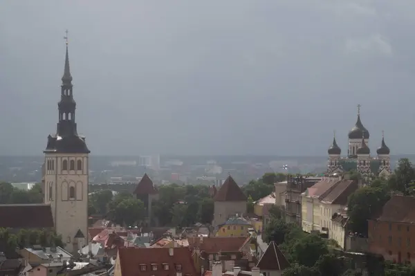 Stadsgezicht met oude kasteeltorens van Tallinn Estland — Stockfoto