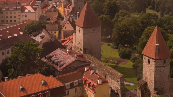 Stadsgezicht met oude kasteeltorens van Tallinn Estland — Stockfoto