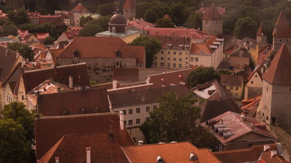 Stadsgezicht met oude kasteeltorens van Tallinn Estland — Stockfoto