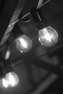 Parlayan akkor lambası siyah ve beyaz arka plan