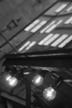 Parlayan akkor lambası siyah ve beyaz arka plan