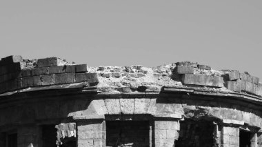 Terk edilmiş eski bina siyah ve beyaz harap